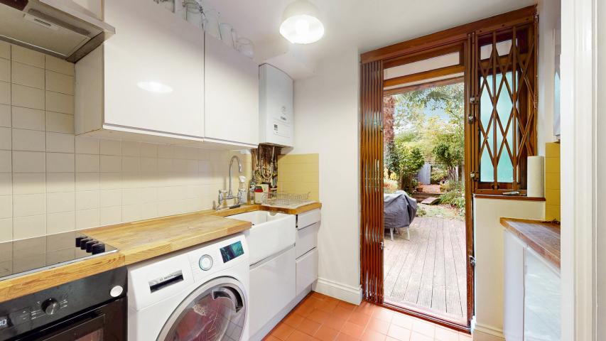 Two Bedroom With Private Garden Flat Wotton Road, CRICKLEWOOD